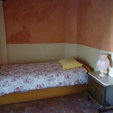 Le Petit Manoir Bed & Breakfast *